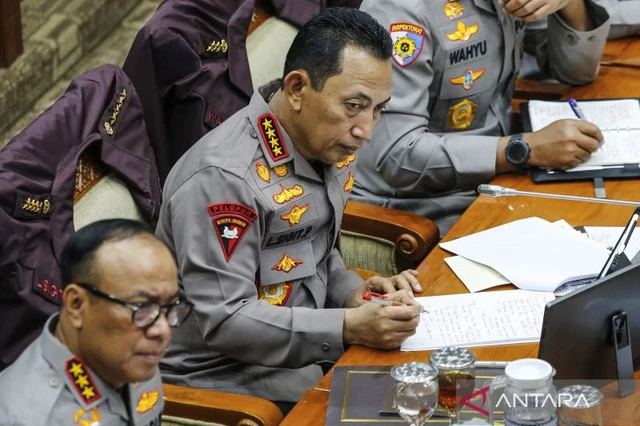 HD NEWS : Narasi Media : Fraksi-fraksi DPR Kompak Dukung Polri Tetap di Bawah Presiden