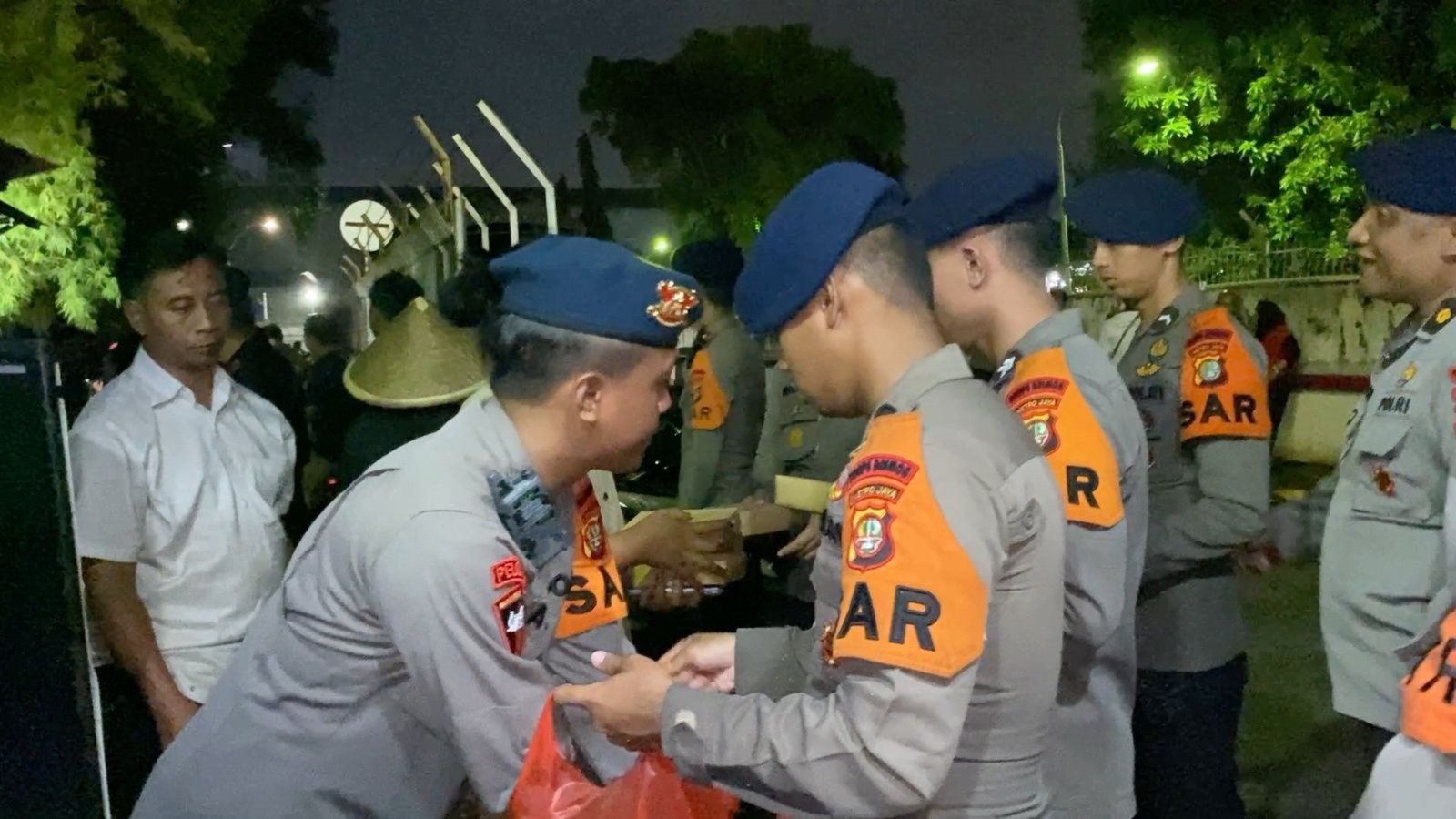 Halo Dunia News : Brimob Polda Metro Jaya Gelar Dapur Lapangan untuk Warga Terdampak Banjir di Rawa Teratai, Jakarta Timur